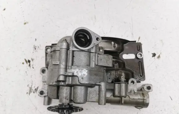 Mercedes-Benz A W169 Oil pump 6401810401