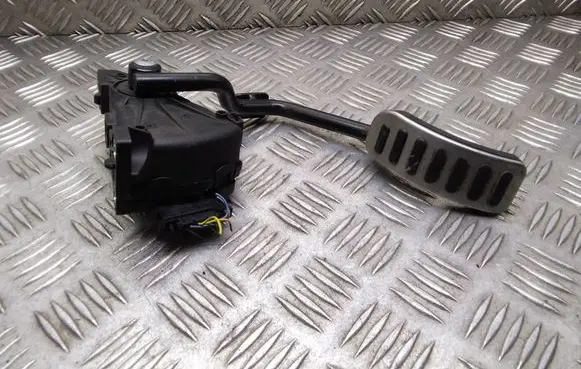 Accelerator throttle pedal