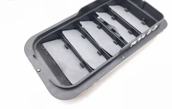 Opel Frontera Quarter panel pressure vent