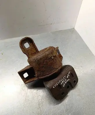 Chevrolet Aveo Engine mount bracket
