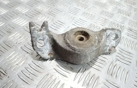 Opel Insignia A Front shock absorber mounting bracket 