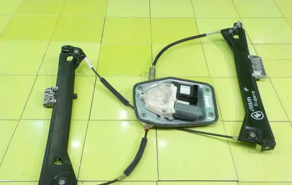 Volkswagen Scirocco Front door window regulator with motor 1Q0959701H