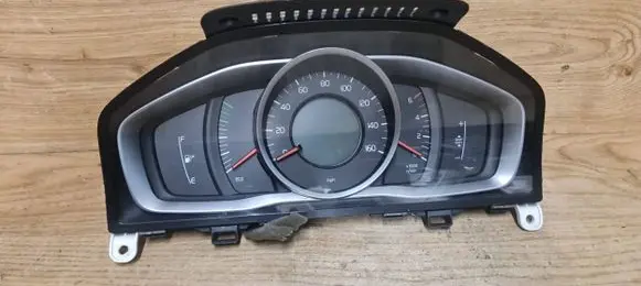 Volvo XC70 Speedometer (instrument cluster) P31327751