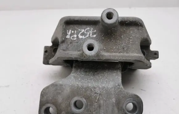 Mitsubishi Outlander Engine mount bracket