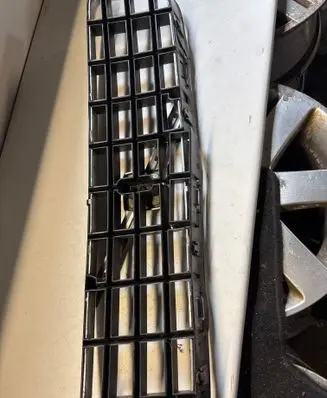 Volvo V70 Front grill 8620641