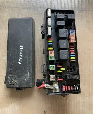 Jeep Grand Cherokee (WK) Fuse module P05087191AG AWU1056US032
