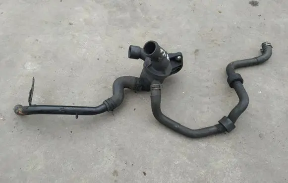 Volkswagen PASSAT B6 Thermostat housing 03L121111S