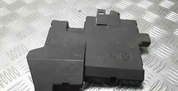 Volvo XC40 Fuse box cover 32200335