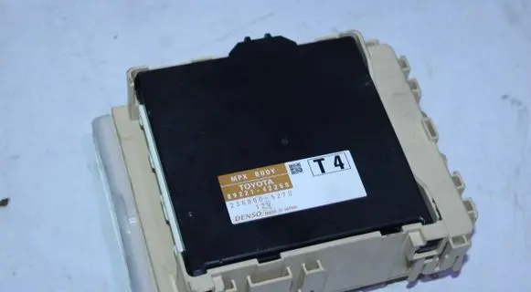 Toyota RAV 4 (XA40) Fuse module 8273042810 63585939 4SA211RUG