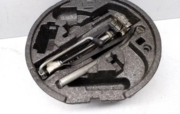 Skoda Octavia Mk2 (1Z) Tool set 1Z0012115 1K0011031G