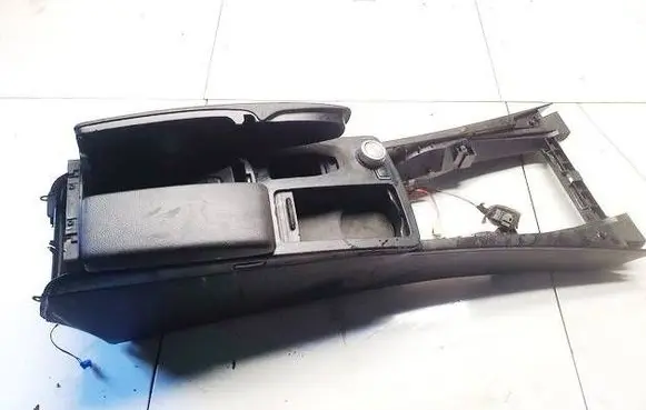 Mercedes-Benz C AMG W204 Armrest a2046800150