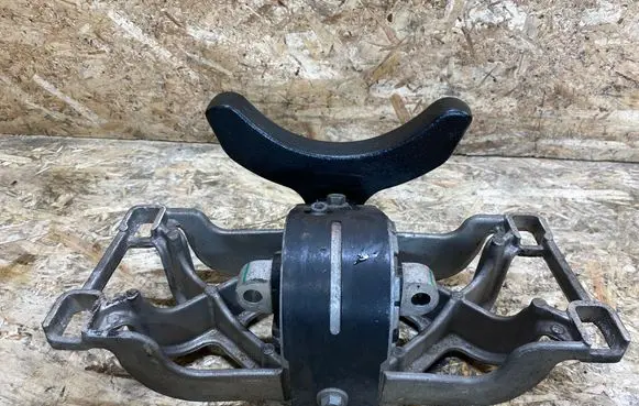 Gearbox mounting bracket