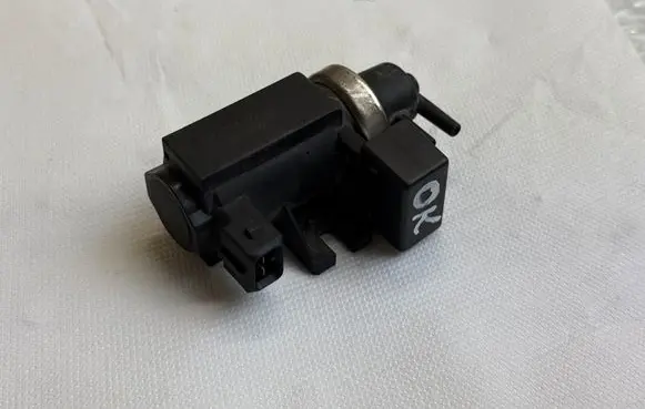 BMW 5 E39 Turbo solenoid valve 2247906