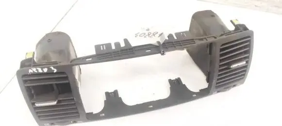 Skoda Octavia Mk2 (1Z) Dash center air vent grill