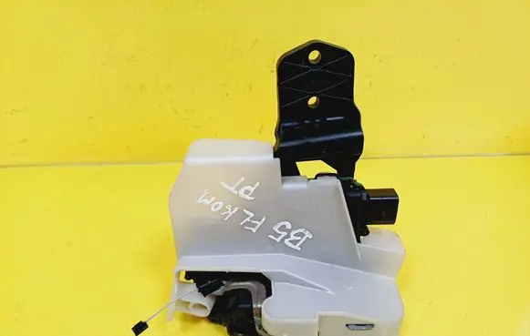 Volkswagen PASSAT B5.5 Rear door lock 