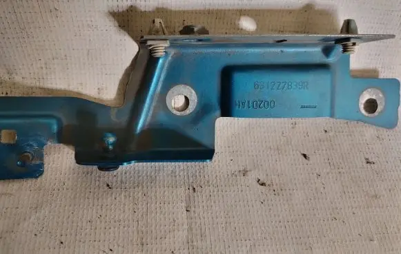 Renault Captur Fender mounting bracket 631227839R