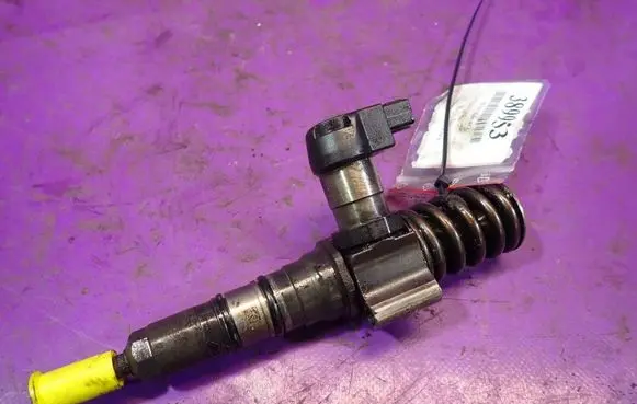 Volkswagen PASSAT B6 Fuel injector 