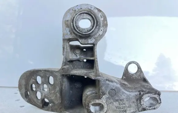 Engine mounting bracket