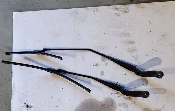 Renault Trafic III (X82) Front wiper blade arm 97036203