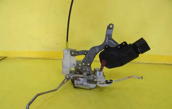 Peugeot 107 Front door lock 