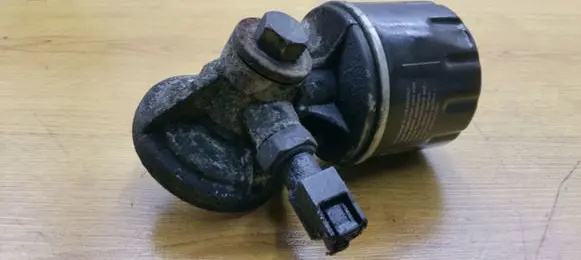 Nissan Qashqai Oil filter mounting bracket