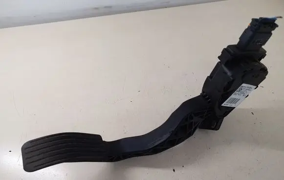 Accelerator throttle pedal