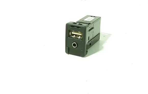 Toyota Yaris USB socket connector 861900D030 FE00949 CALS00H1AE