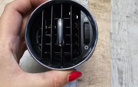Peugeot 308 SW Dash center air vent grill 9658515377 Y05190 305038C