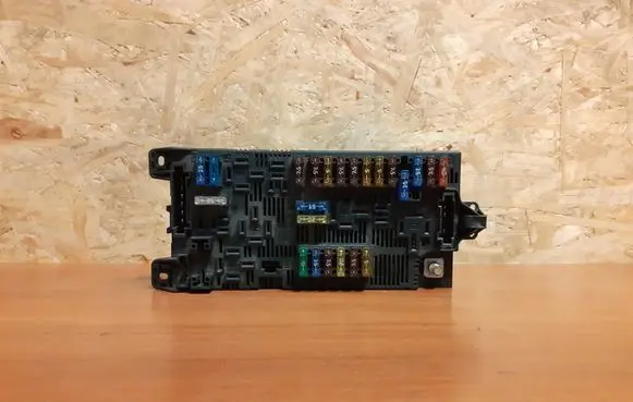 Mercedes-Benz E W211 Fuse box set 2115454301