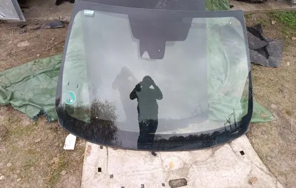 Nissan Qashqai Front windscreen/windshield window 