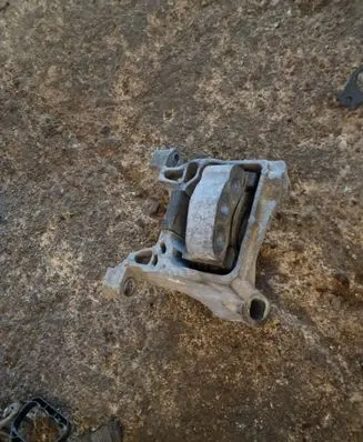 Mazda CX-5 Engine mount bracket