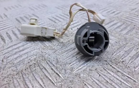 Toyota Avensis T270 Tail light bulb cover holder 8155505270