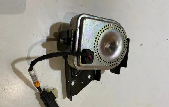 Ford Mustang VI Horn signal GR3T19N217AD
