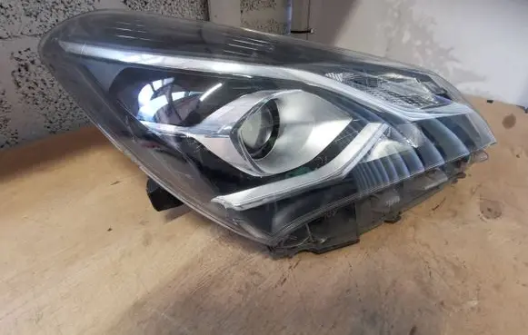 Toyota Yaris Headlight/headlamp 