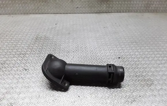 Volkswagen PASSAT B5 Engine coolant pipe/hose 038121121B