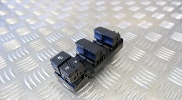 Toyota Yaris XP210 Electric window control switch 840400D030