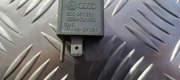 Volkswagen PASSAT B5.5 Other relay 8D0951253 V23134-J52-X300