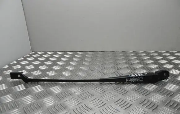 Rear wiper blade arm