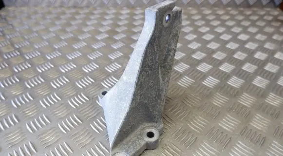 Nissan Leaf II (ZE1) Engine mounting bracket