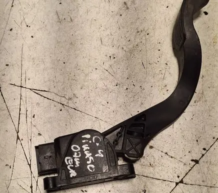 Accelerator throttle pedal