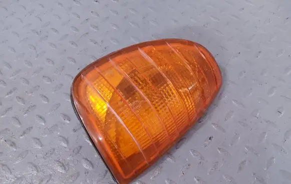 Mercedes-Benz 200 300 W123 Front indicator light A0008207421
