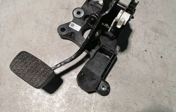 Buick Encore GX I Brake pedal 60003920 689906472