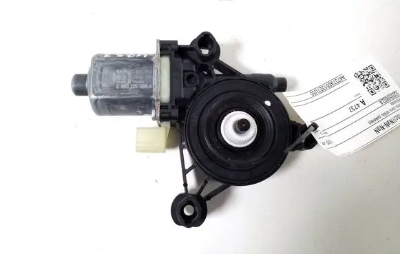 Volkswagen T-Roc Front door window regulator motor 5Q0959802A