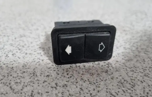 BMW 5 E39 Electric window control switch 8368974