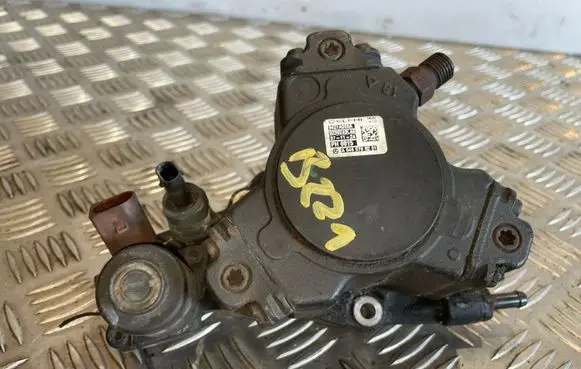 Mercedes-Benz C W204 Fuel injection high pressure pump A6460700201