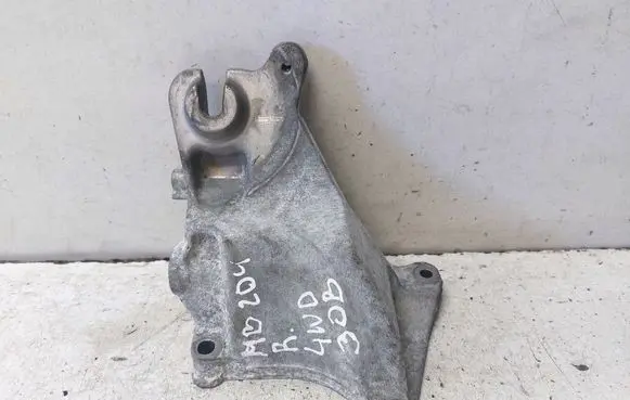 Mercedes-Benz C W204 Engine mounting bracket A2722234604