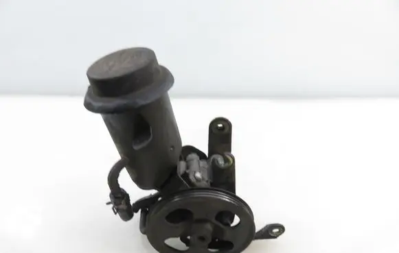 Toyota Yaris Power steering pump 