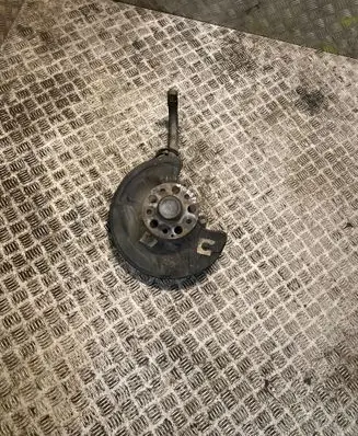 Mercedes-Benz E W211 Front wheel hub 2113302020 A2113302020