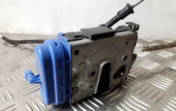 Audi A6 S6 C4 4A Rear door lock 8D0839016A