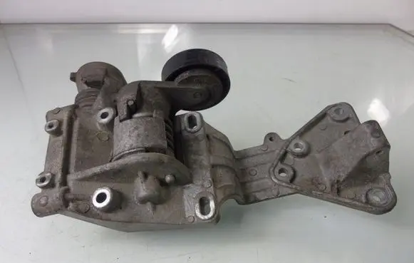 Volvo C70 Engine mounting bracket 30750940